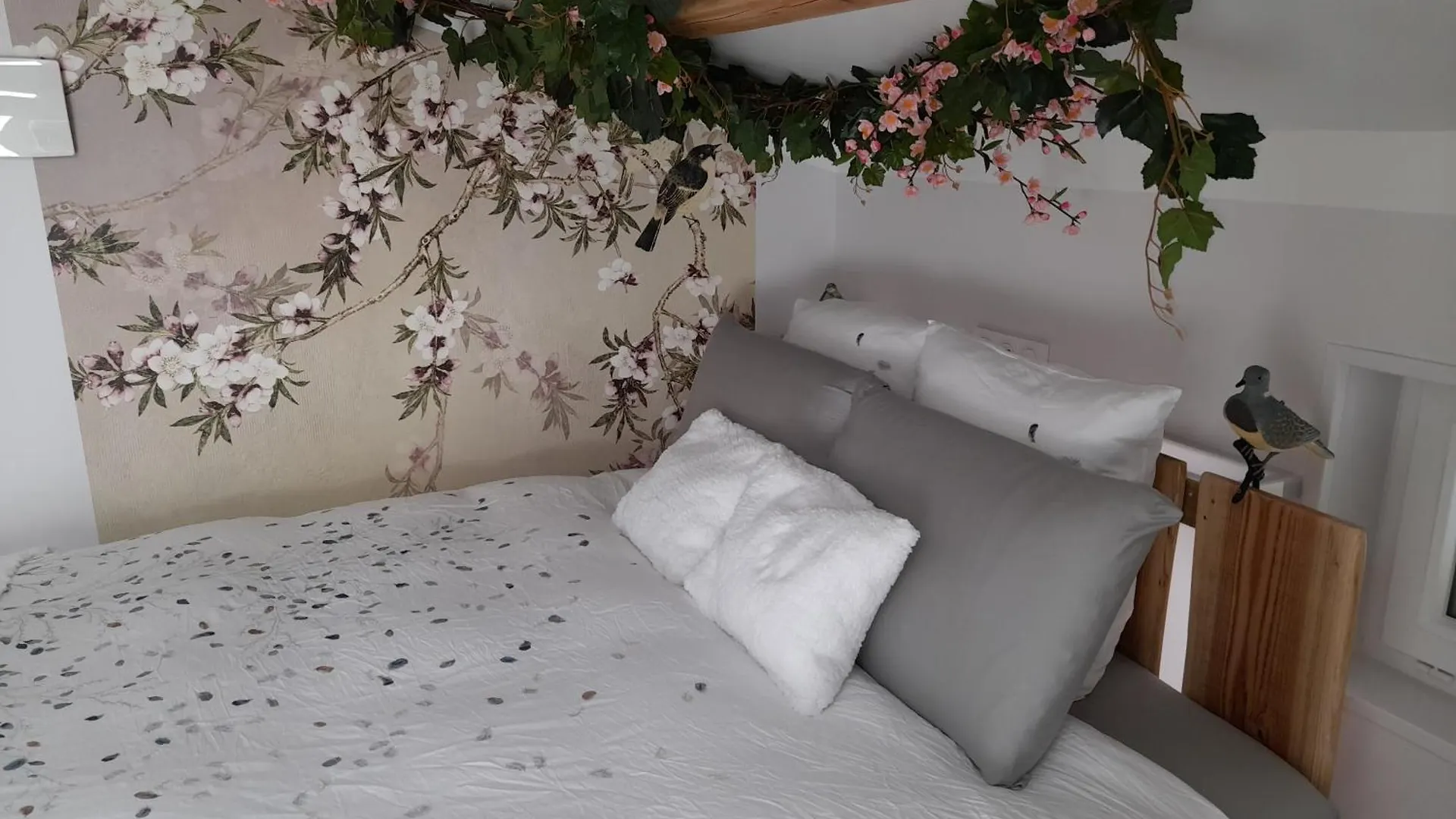 La Maison Du Bonheur - Chambre Tourterelle - Borne De Recharge Ve Saint-Bernard  Bed & Breakfast