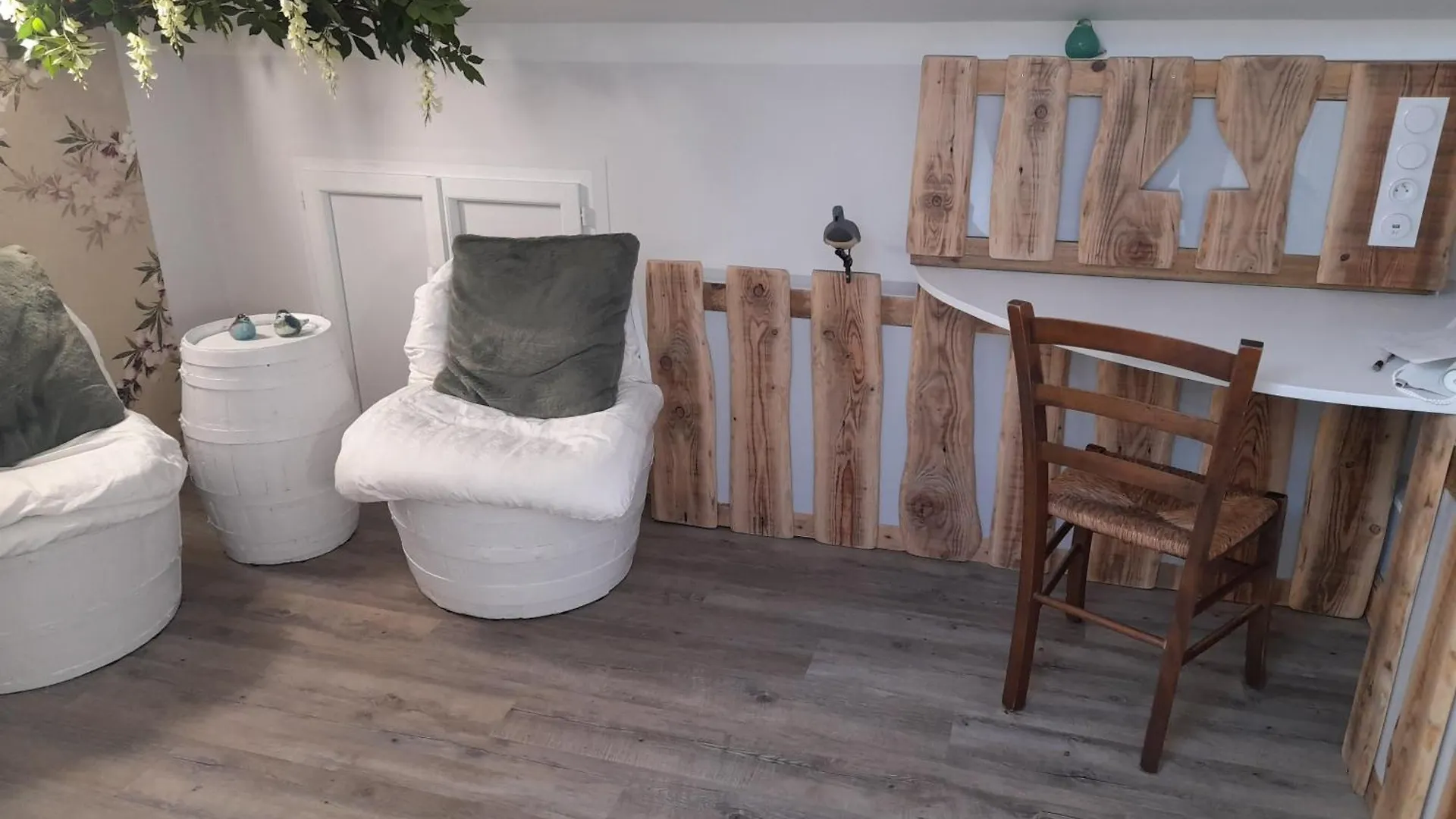 La Maison Du Bonheur - Chambre Tourterelle - Borne De Recharge Ve Saint-Bernard  0*, Saint-Bernard (Ain) France