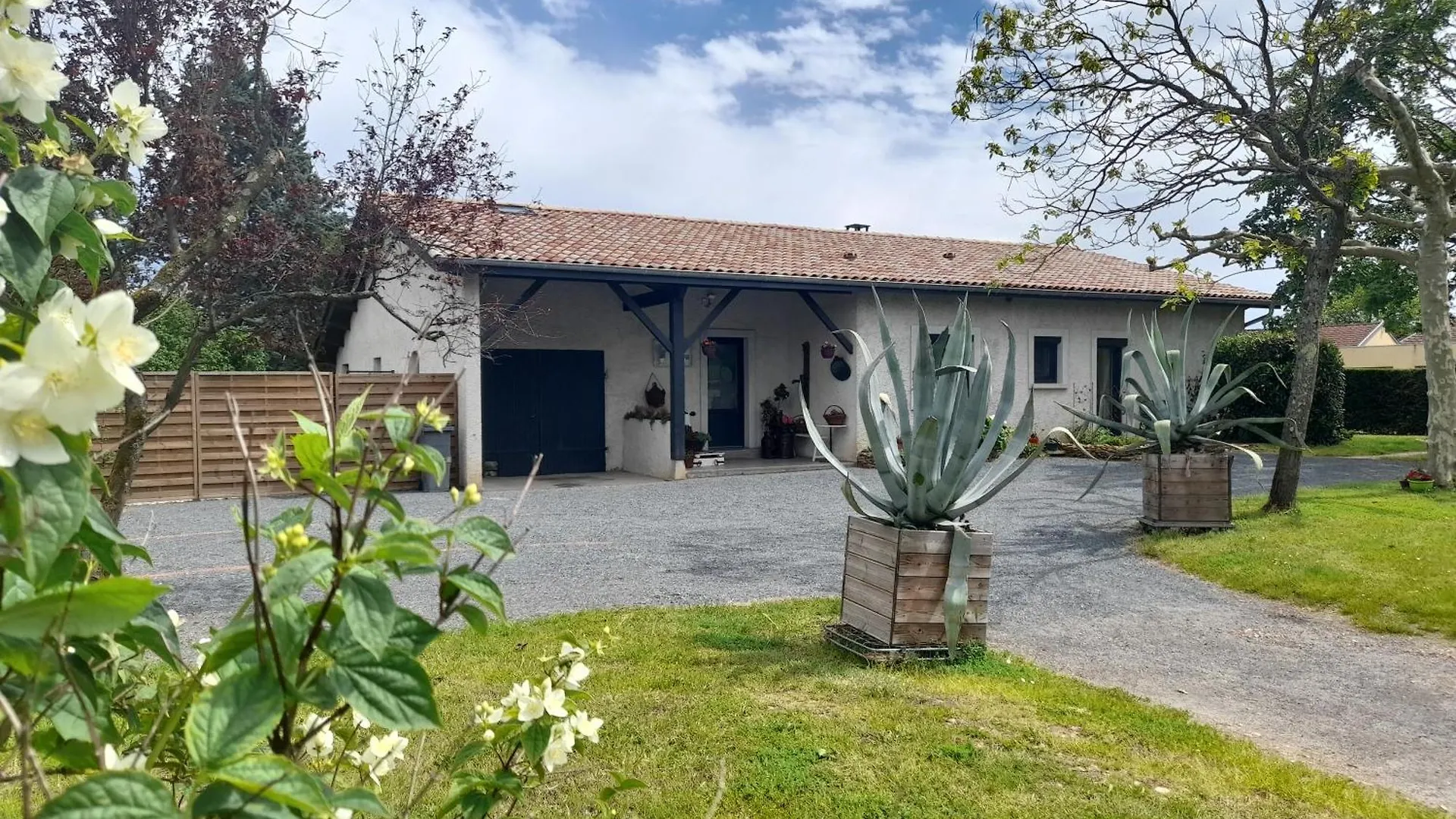 La Maison Du Bonheur - Chambre Tourterelle - Borne De Recharge Ve Saint-Bernard  0*, Saint-Bernard (Ain) France