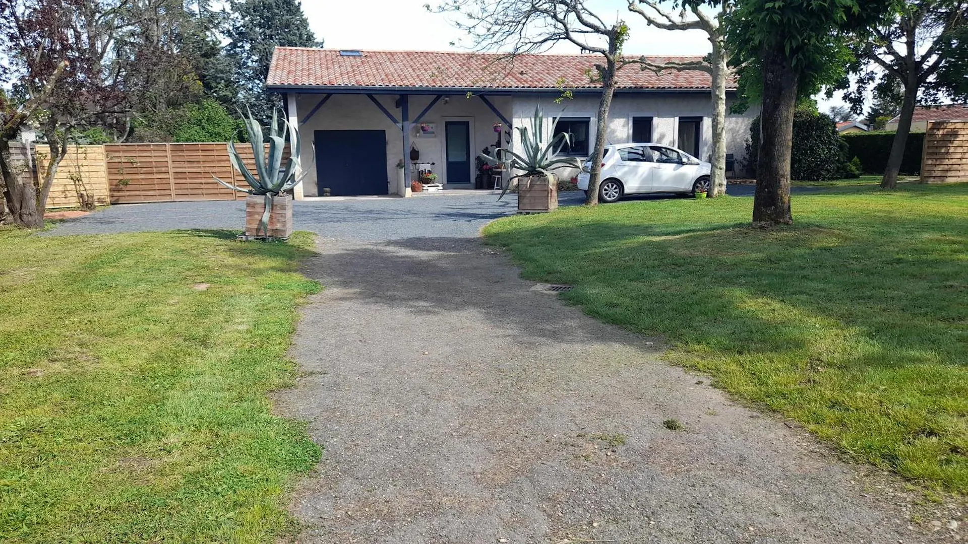 La Maison Du Bonheur - Chambre Tourterelle - Borne De Recharge Ve Saint-Bernard  0*, Saint-Bernard (Ain)